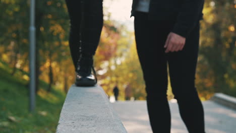 Frauenstiefel,-Die-Auf-Einem-Bordstein-Laufen