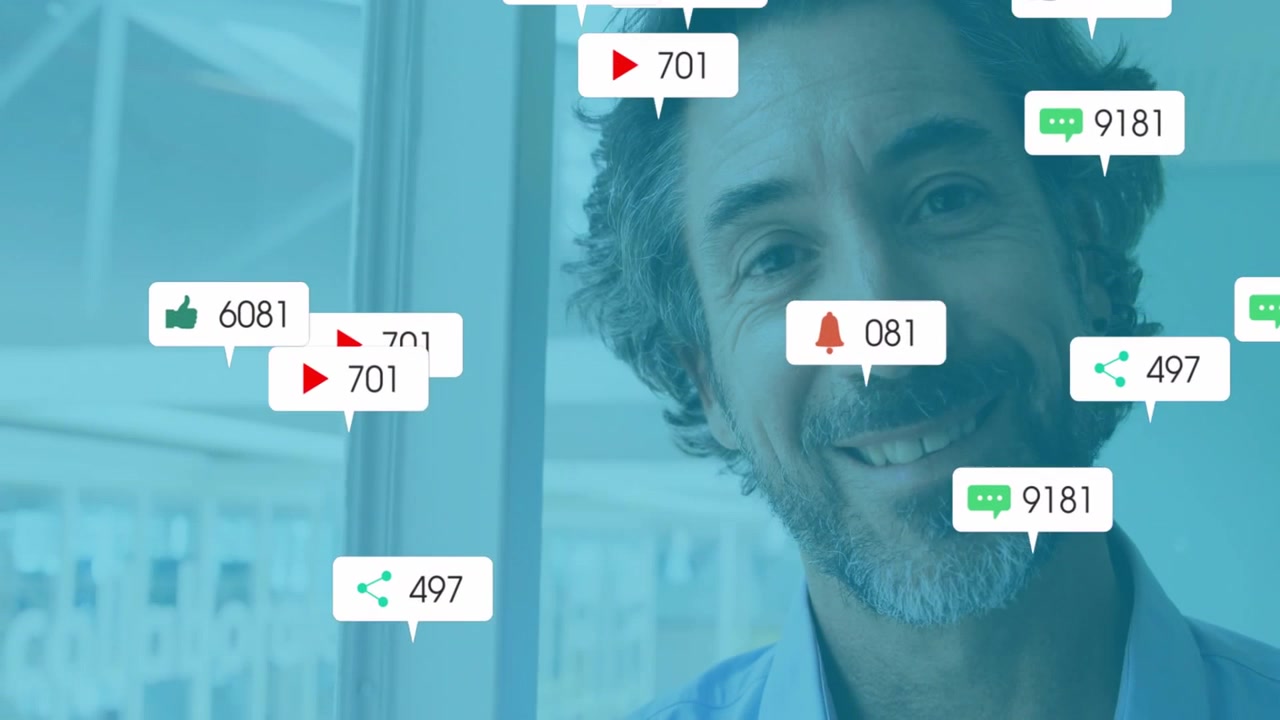 Social media manager che sposta lo sguardo verso la finestra mentre i badge si moltiplicano per monitorare il coinvolgimento.