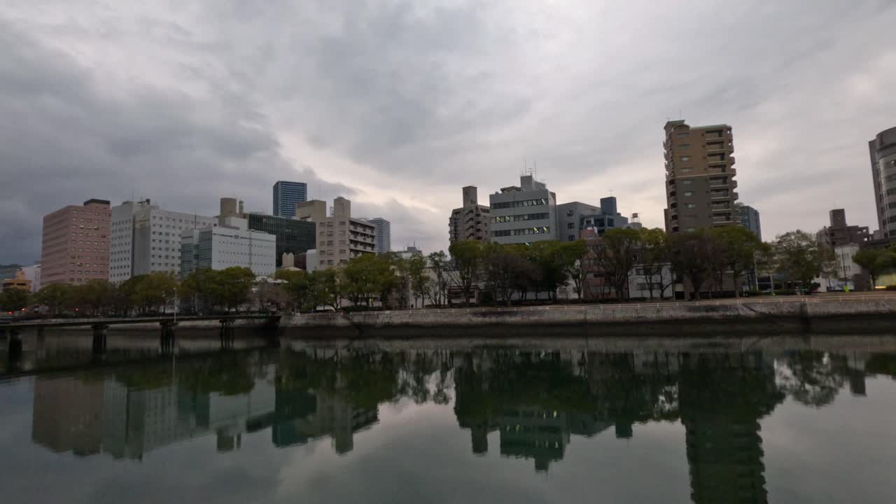 반사되는 강과 함께 도시 풍경 위의 구름이 가득한 하늘