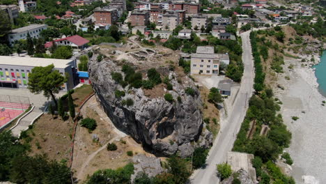 video aéreo de las grandes piedras en un día soleado