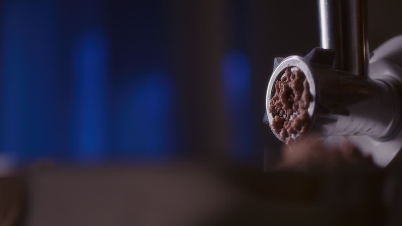 Carne macinata in un tritacarne da cucina domestico