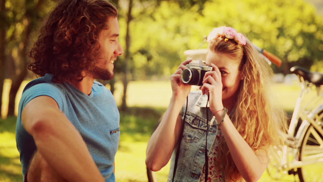 en formato 4k de alta calidad una pareja linda haciendo un picnic