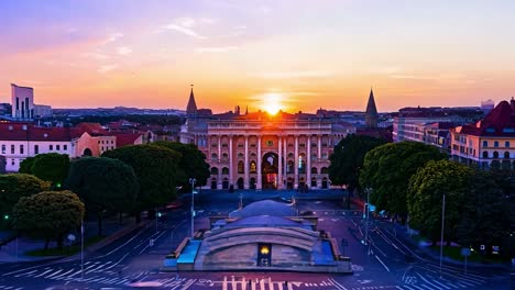 la cálida puesta de sol arroja un resplandor dorado sobre el ayuntamiento, iluminando los edificios y calles circundantes en una escena tranquila de la noche.