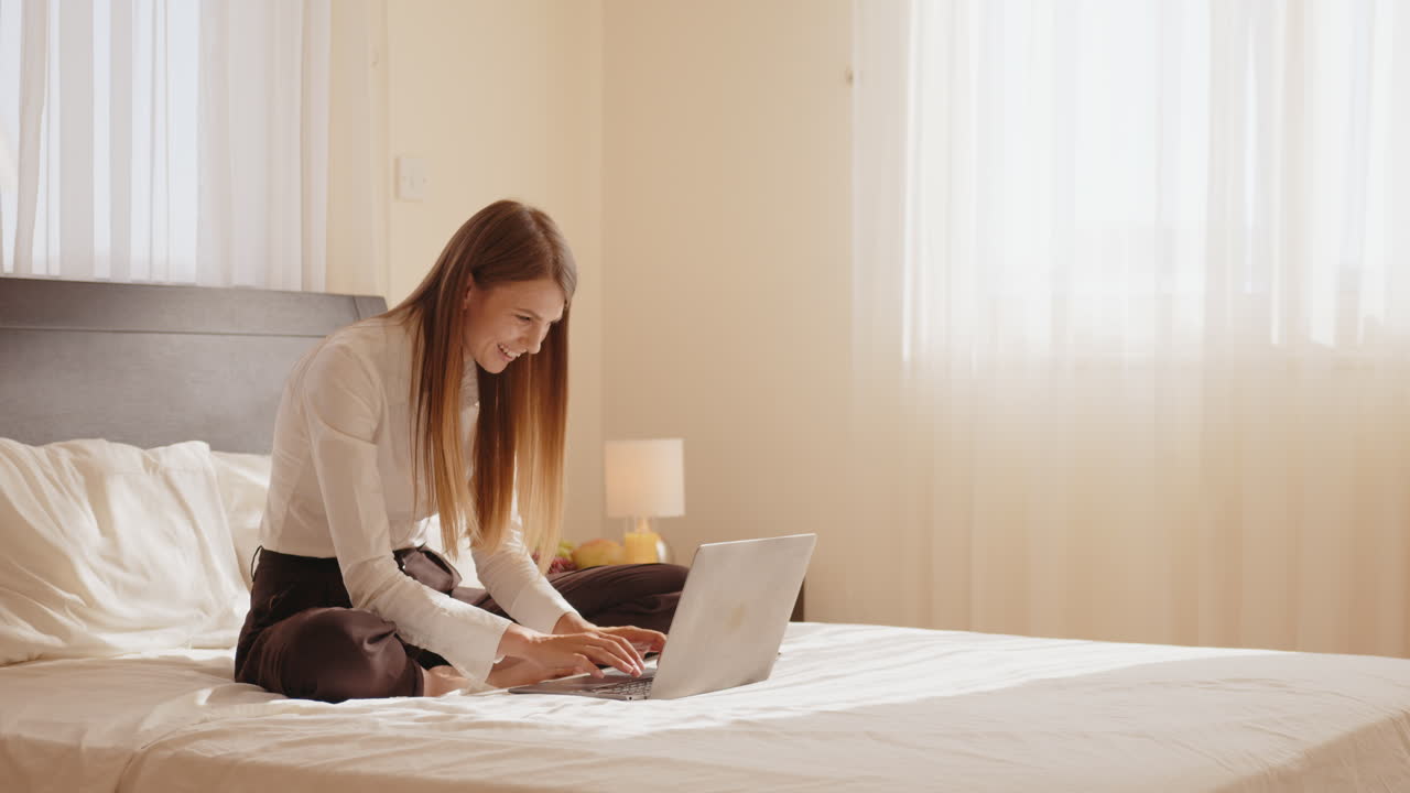 온라인에서 축하하는 여자