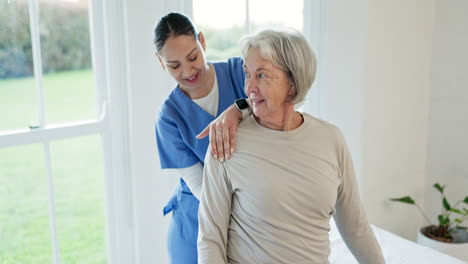 ayuda, fisioterapia y médico con la anciana