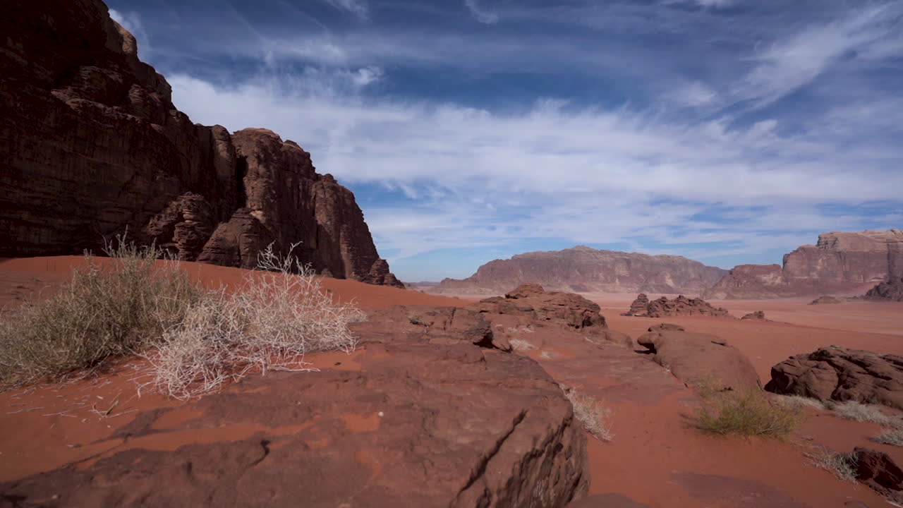 un hermoso lapso de tiempo de nubes moviéndose sobre el desierto de wadi rum en un día soleado y brillante