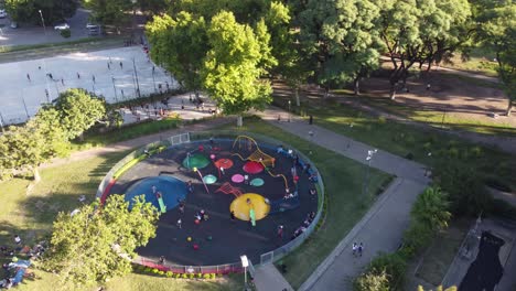 アルゼンチンのブエノスアイレスのセンテナリオ公園で遊ぶ子供たち