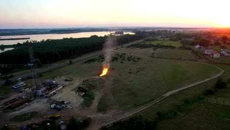 disparo aéreo de gas a alta presión desde el pozo de gas al atardecer.