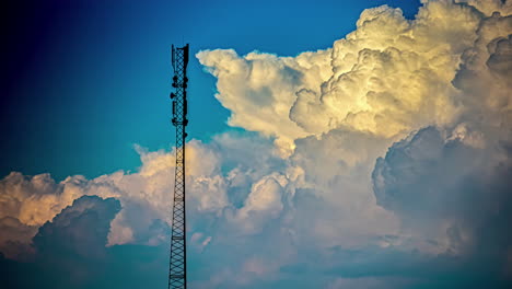 Nubes-Cinematográficas-Formándose-Detrás-De-La-Silueta-De-La-Torre-Celular,-Lapso-De-Tiempo