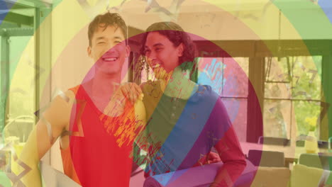 animación de anillos de arco iris, corazones y estrellas sobre una feliz pareja gay diversa abrazándose en casa