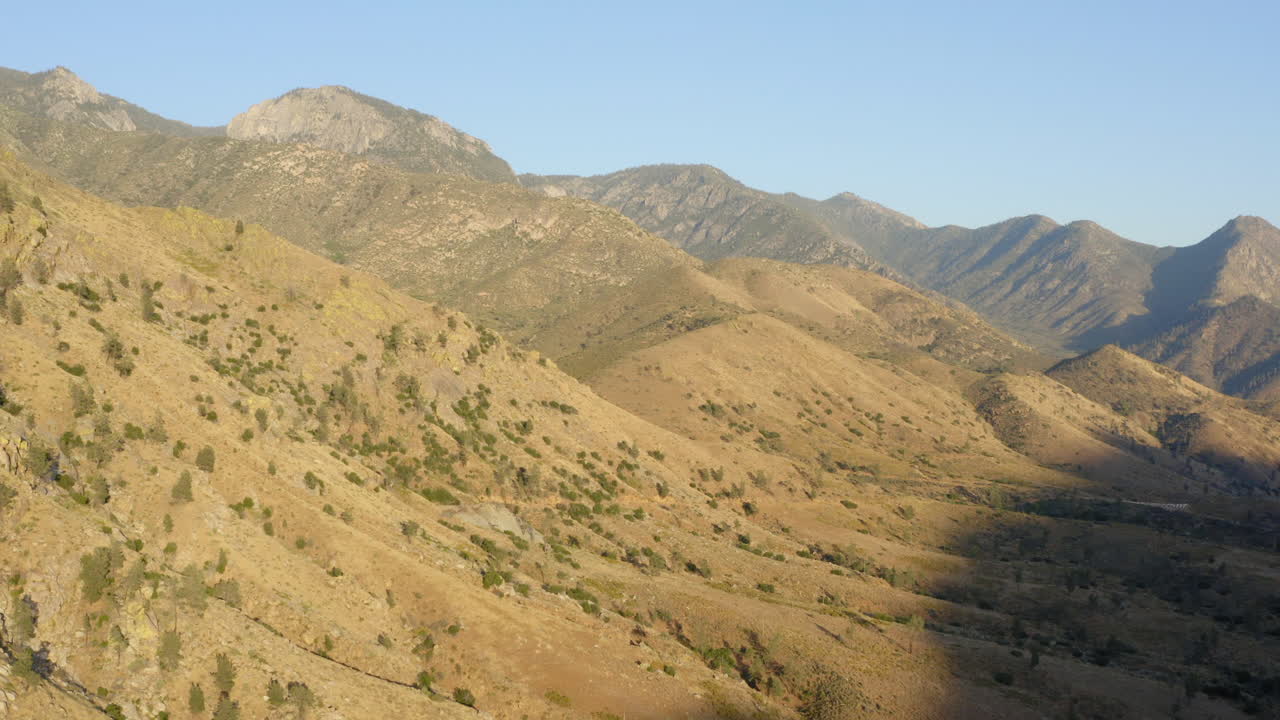 Deserto della valle montana della California in una calda e secca estate, vista aerea
