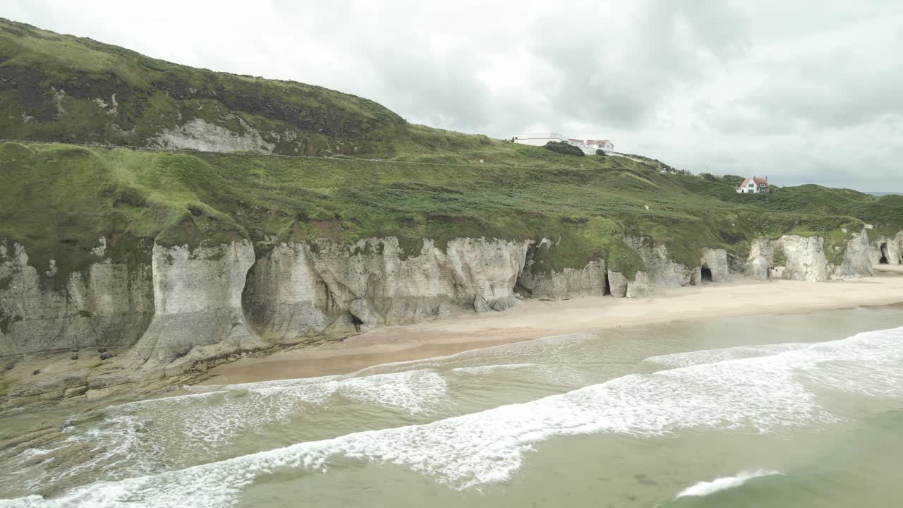 acantilados de piedra caliza blanca con cuevas en la playa de rocas blancas cerca de portrush en irlanda del norte