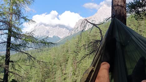 La-Persona-Se-Relaja-En-Una-Hamaca-Con-Vistas-A-La-Montaña-Más-Grande-De-Alemania-Llamada-Zugspitze