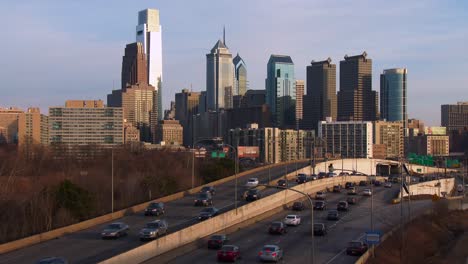 Verkehr-Auf-Einer-Autobahn-Führt-In-Der-Abenddämmerung-Nach-Philadelphia-2