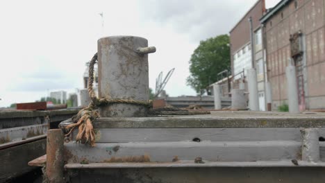 disparo de arco de un viejo bolardo oxidado