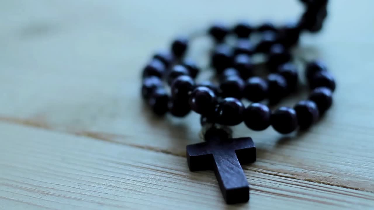 orando a dios con la cruz fielmente adorando con la gente imágenes de stock video de stock