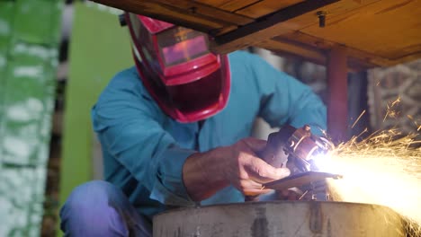 а man plasma cuts a piece of metal