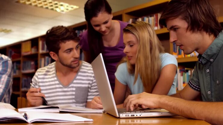 Studenti che lavorano insieme in biblioteca