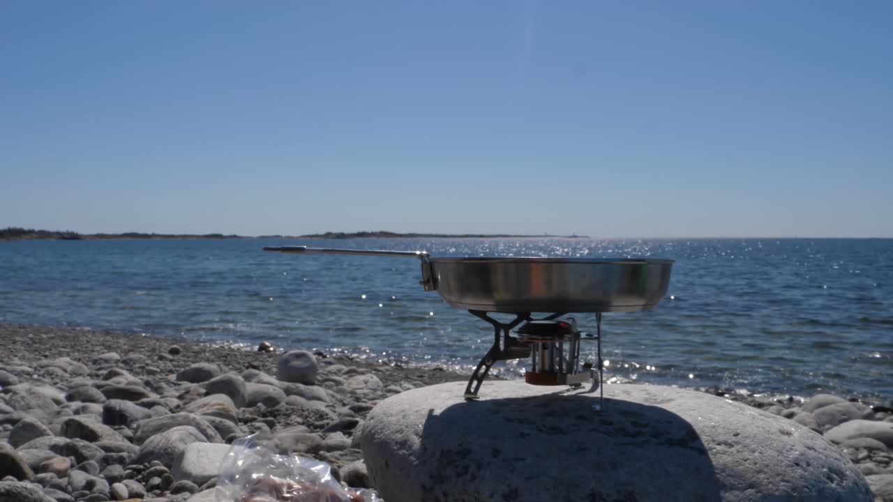 해변에서 가스 히터로 요리하기