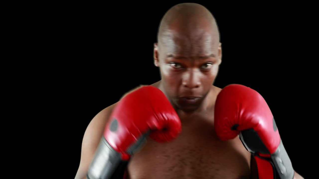 culturista posando para la cámara