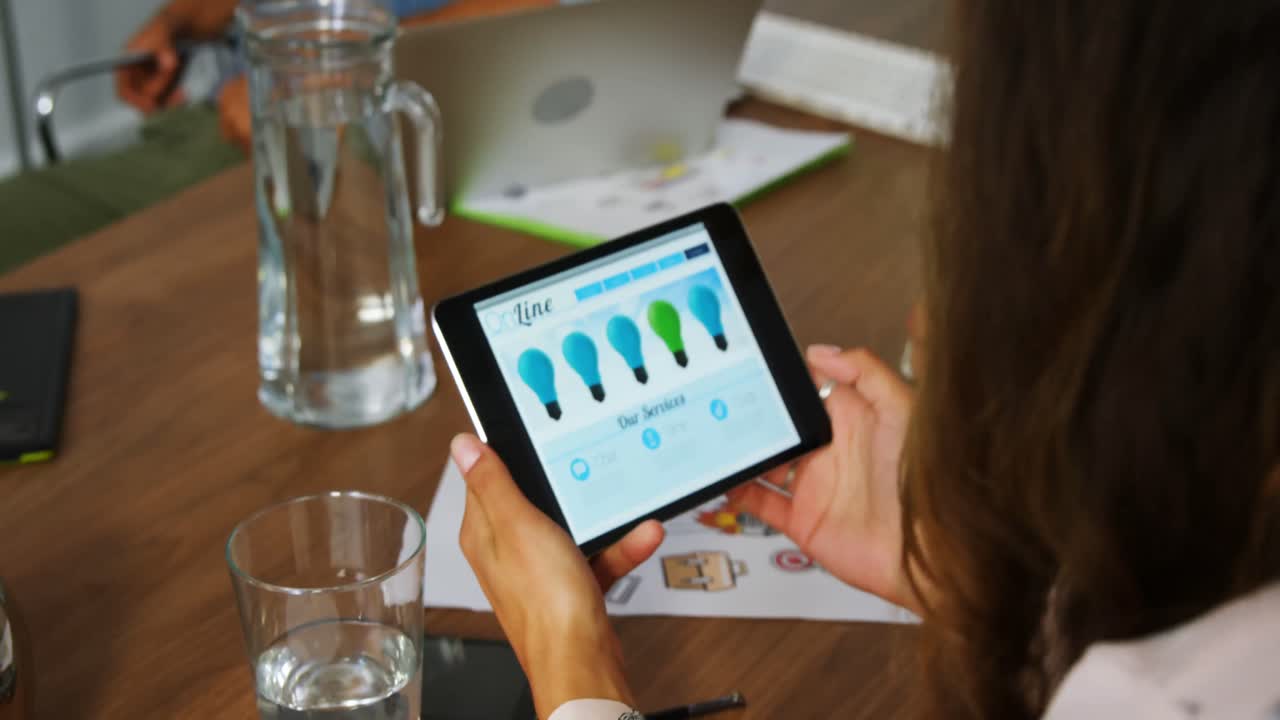 mujer ejecutiva usando una tableta digital en la reunión 4k