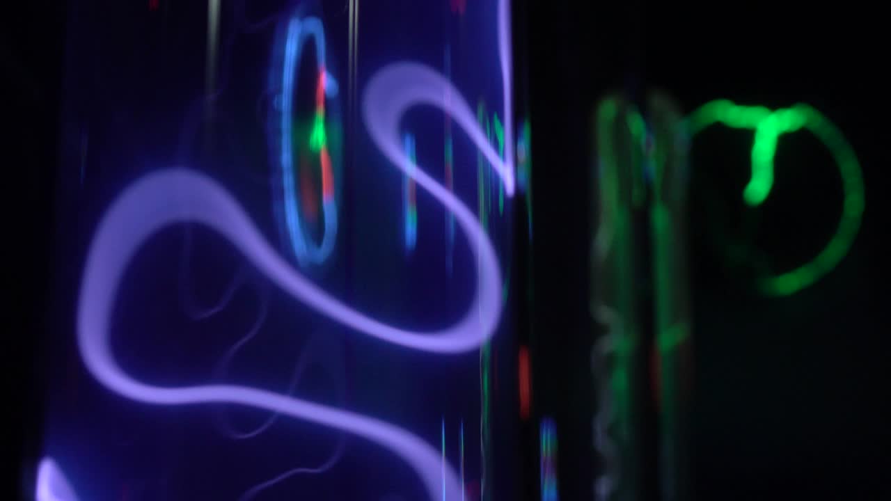 fondo abstracto con triángulos de neón. formas y líneas geométricas de neón