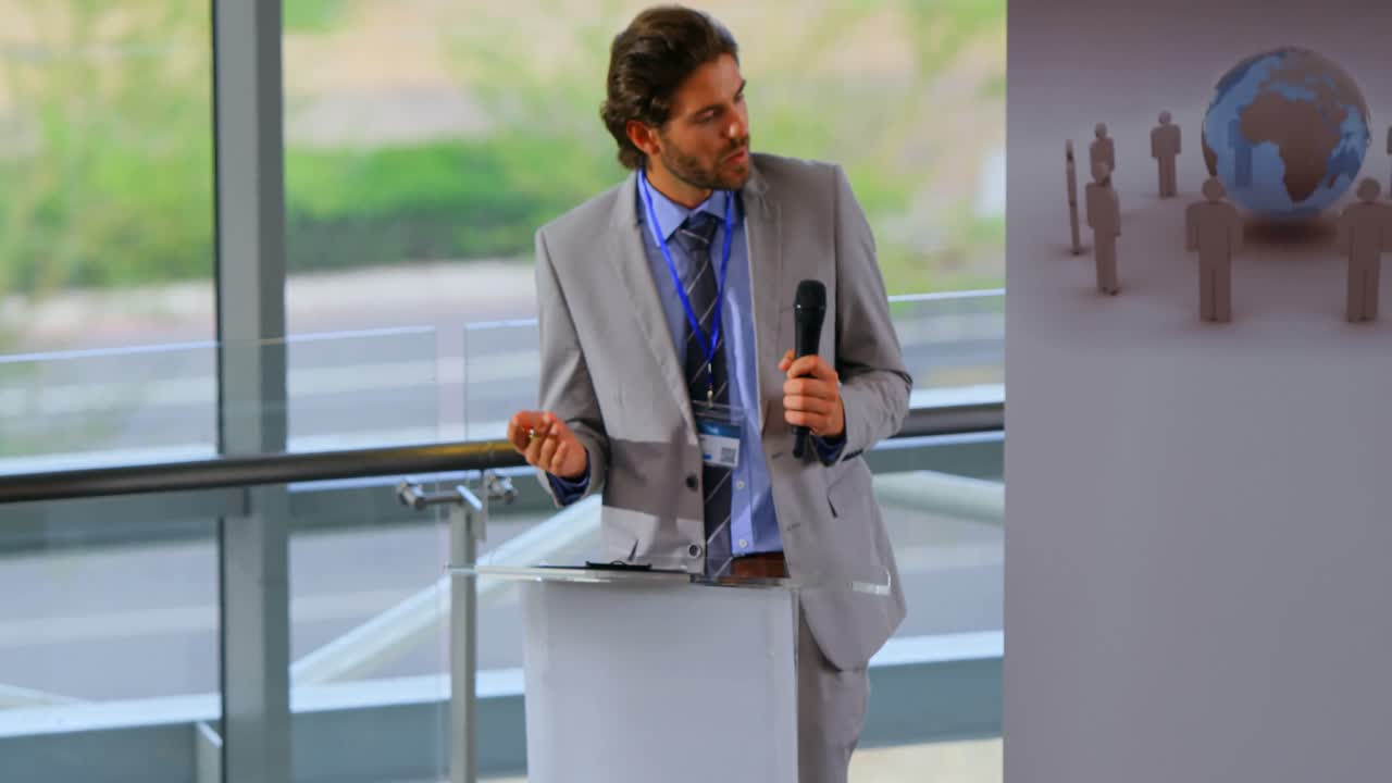 Relatore uomo che parla al seminario aziendale 4k