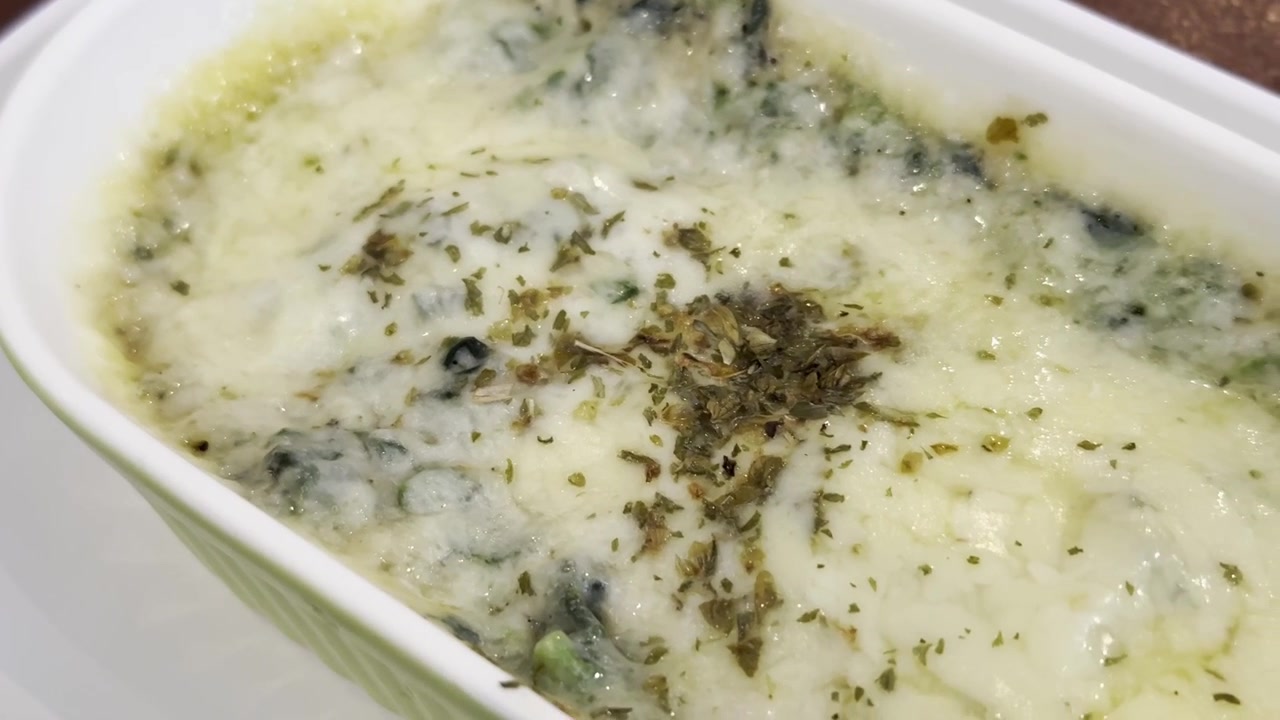Casseruola di formaggio cremoso al forno con guarnizione di erbe aromatiche e un aspetto invitante e dorato