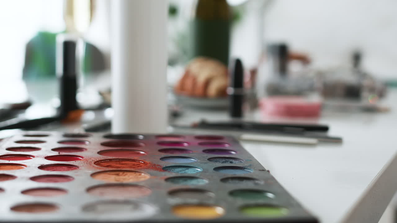 persona que usa maquillaje