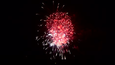 fuegos artificiales del 4 de julio en roca a cámara lenta, colorado
