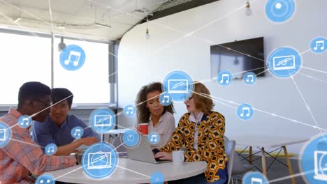 animación de iconos conectados sobre diversos compañeros de trabajo discutiendo informes en la computadora portátil en la oficina.