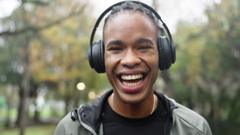 sonrisa, fitness y música con un hombre negro en el parque