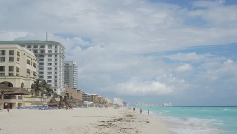 hermosa playa de cancún con resorts y olas tranquilas