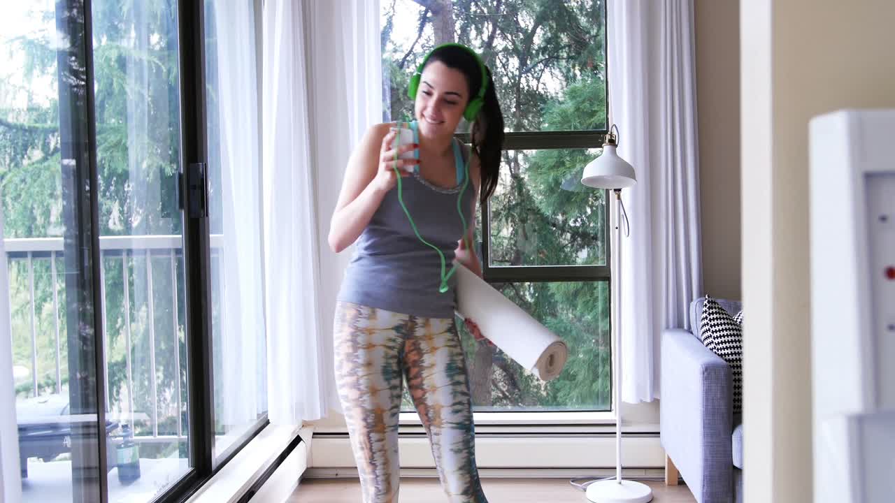 헤드폰 4k에서 음악을 들으면서 춤을 추는 여성