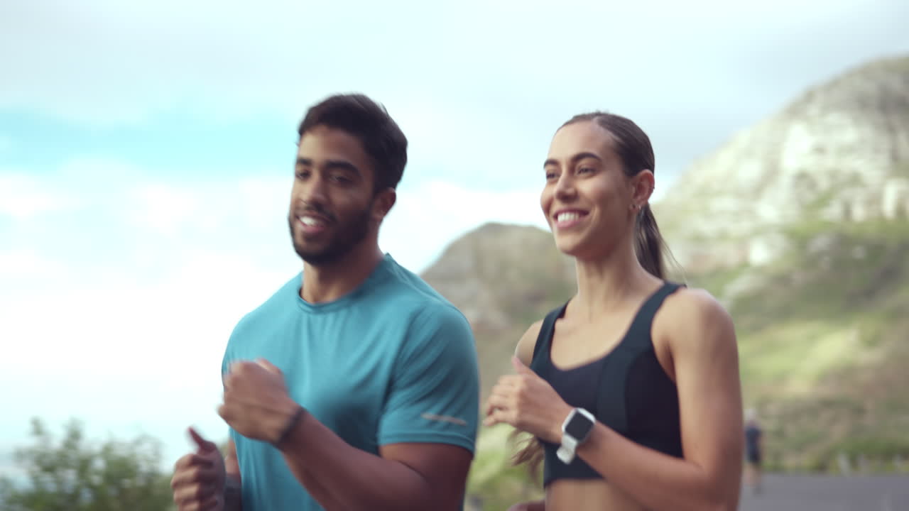 fitness, naturaleza y pareja corriendo en la montaña