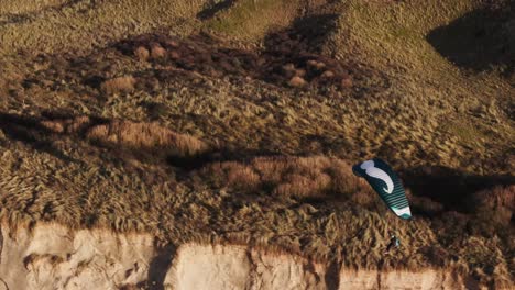 el parapente sobre las dunas de arena