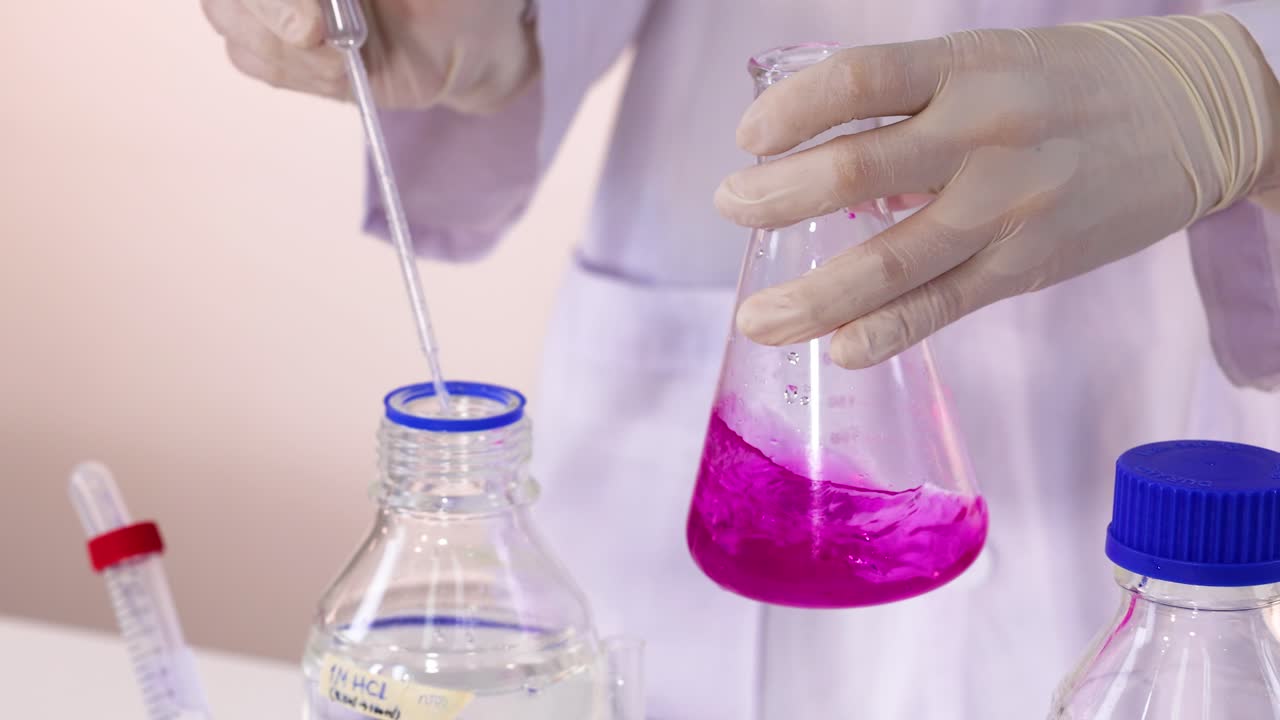 experimento químico con solución rosada