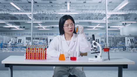científico que lleva a cabo investigaciones en un laboratorio