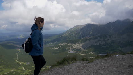 Bonita-Foto-De-Una-Chica-Disfrutando-Del-Paisaje-De-Las-Montañas-Tatra,-Incluidos-Sus-Maravillosos-Lagos-1