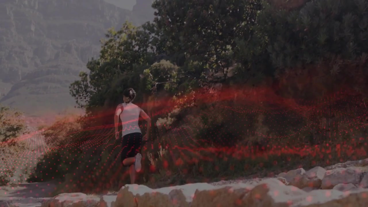 Mujer comenzando a correr, acelerando en un sendero cuesta arriba, entrenamiento físico con una superposición roja que la envuelve