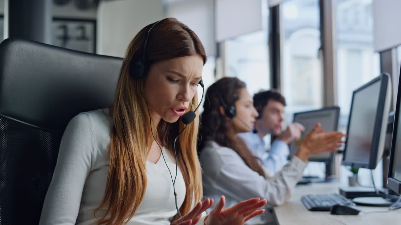 operador útil escuchando al cliente en el auricular. gerente de ventas respondiendo preguntas