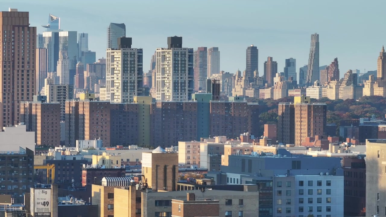 Luftaufnahme der Upper East Side Manhattan im Morgengrauen. Aufgenommen an einem Herbstmorgen in New York City.