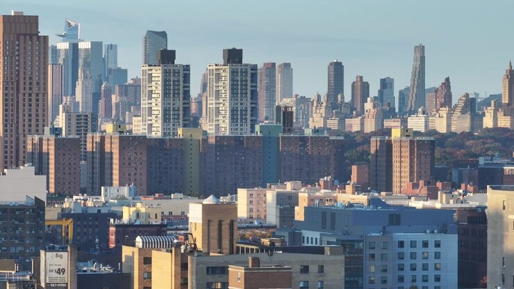Vista aerea dell'Upper East Side di Manhattan all'alba. Ripresa in una mattina d'autunno a New York City.