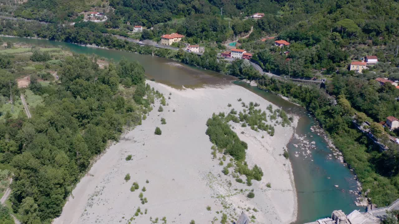 tiro de drone de un puente roto en liguria