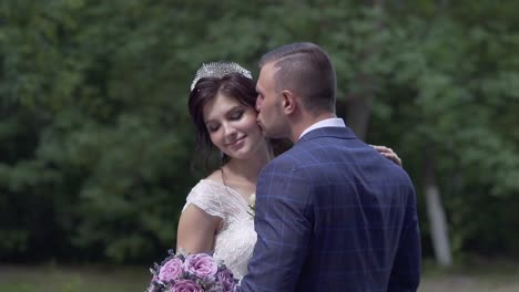 Prometido-Guapo-En-Cámara-Lenta-Besa-A-Una-Novia-Bonita-Con-Tiara