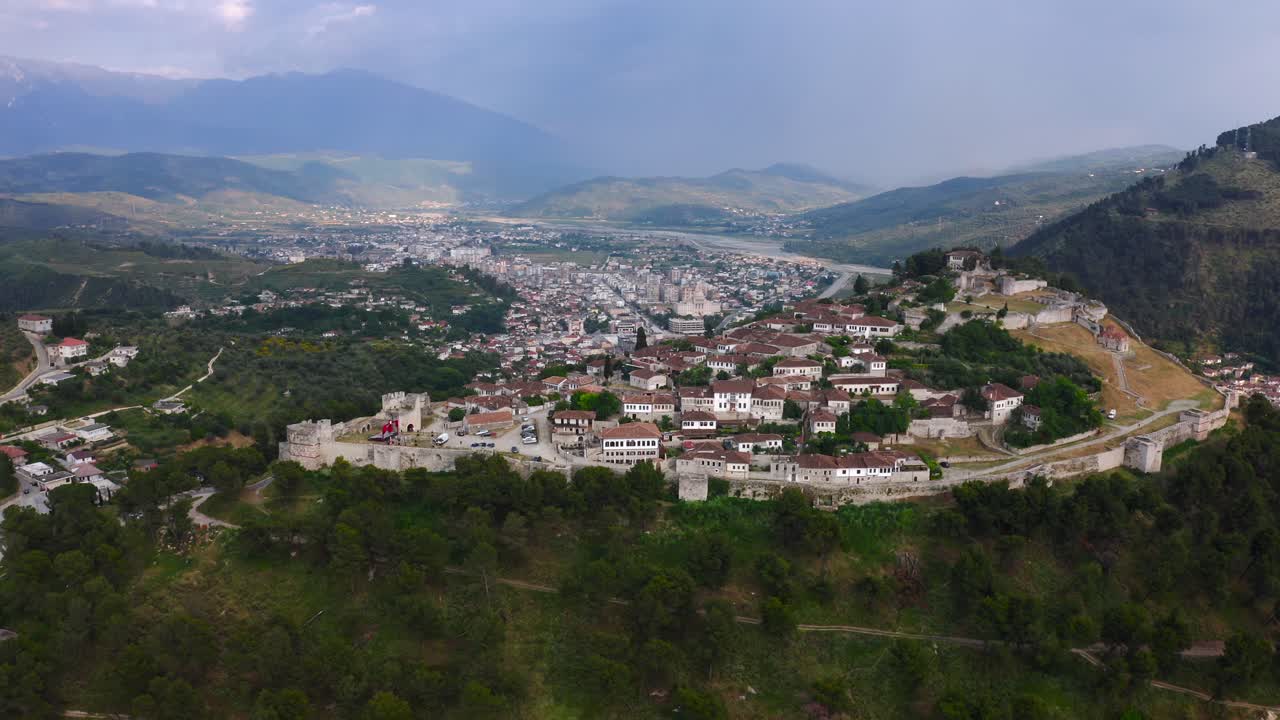 famosa ciudad turística antigua de berat en albania vista desde arriba