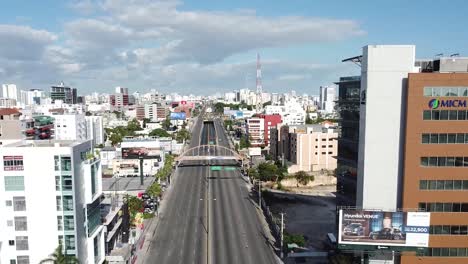 Santo-Domingo,-República-Dominicana---10-De-Marzo-De-2020---Aéreo:-Vuelo-Hacia-Atrás-Desde-Las-Calles-Vacías-De-La-Avenida-27-De-Febrero,-Cuarentena-Por-Covid19