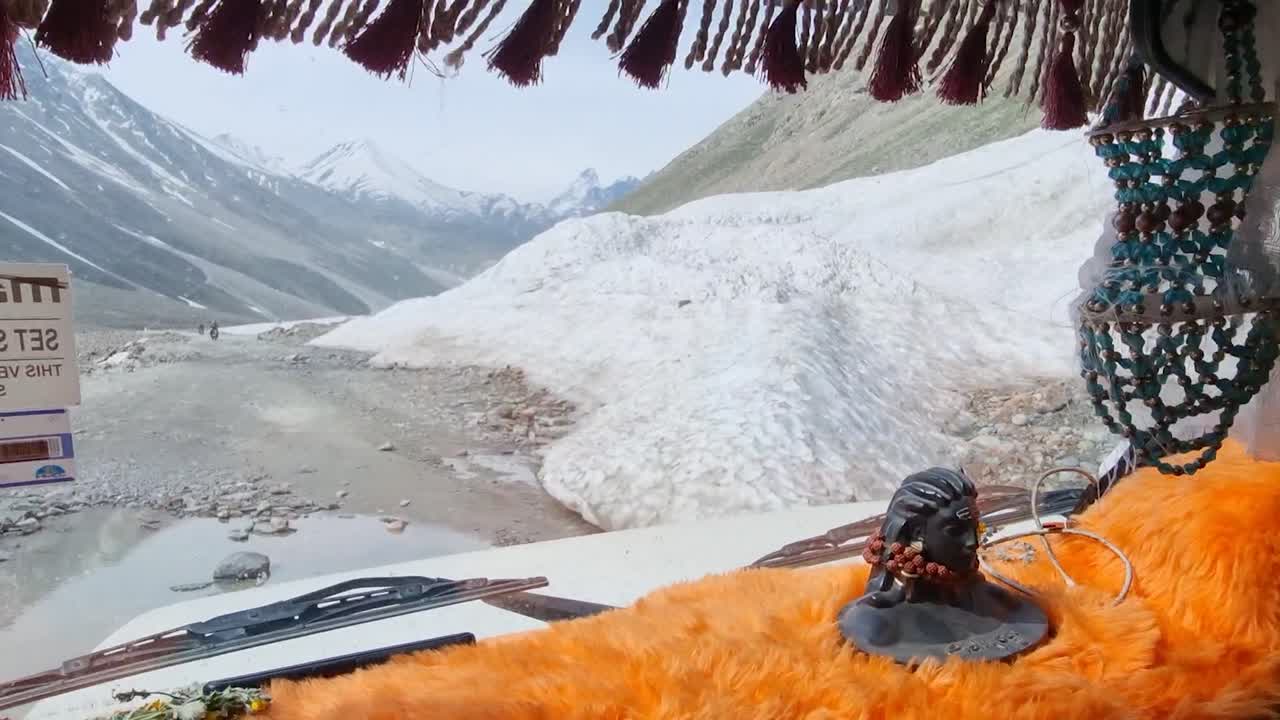 car moving in heavy turning ways slowly nearby river in Manali