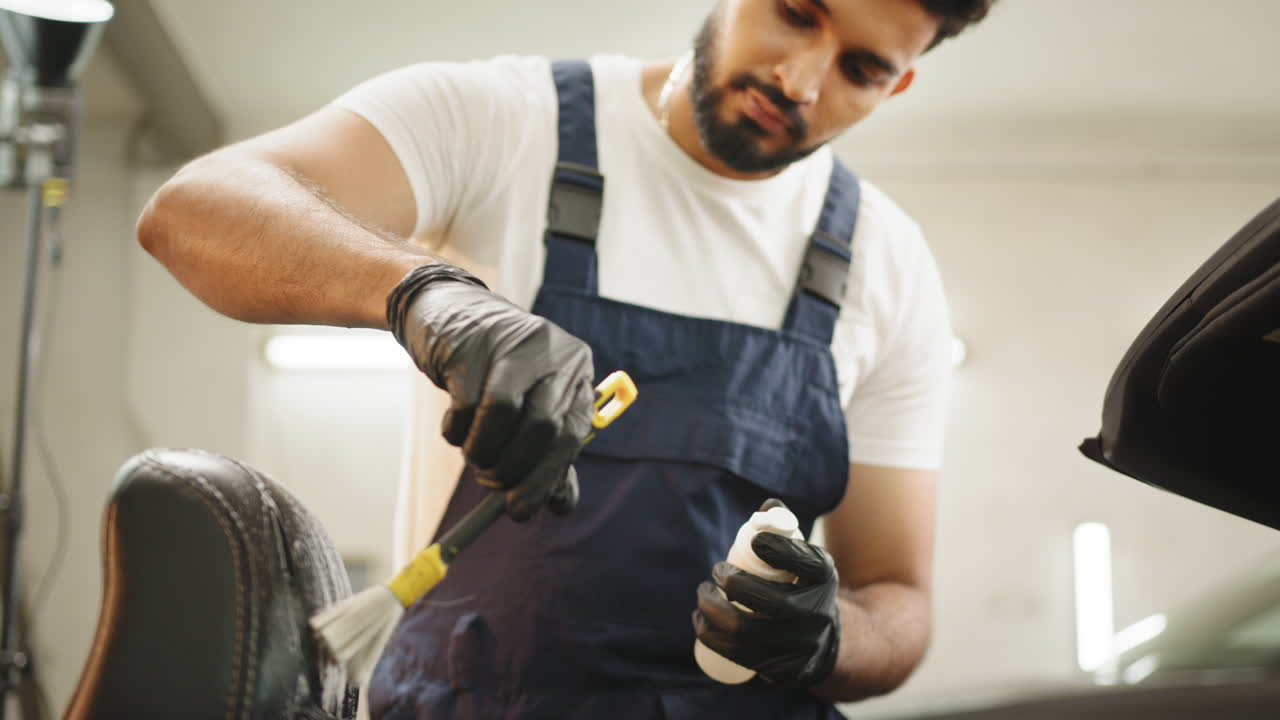 detalles interiores de automóviles por un mecánico