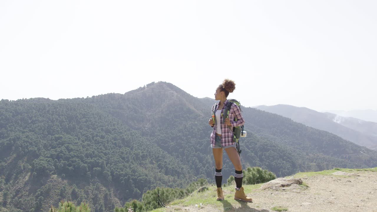 mujer viajera de mochilero en verano
